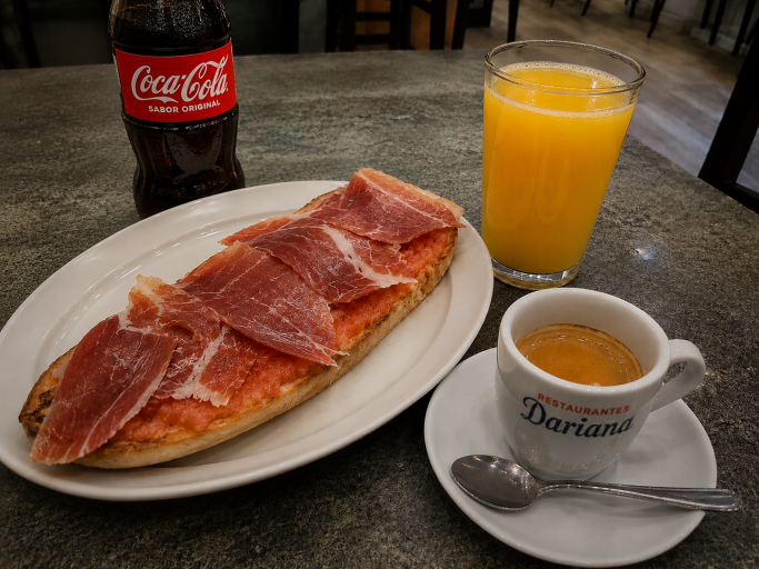 Pack de tostada con bebida y café El pack de tostada con bebida y café
