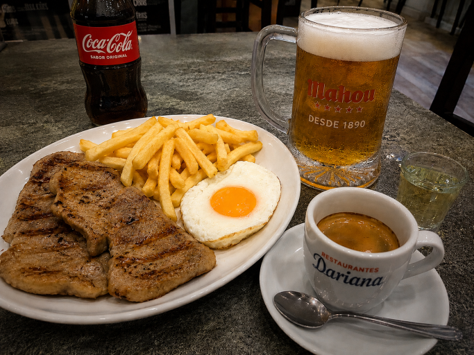 Pack de plato con huevo con patatas fritas, bebida, cerveza y café.